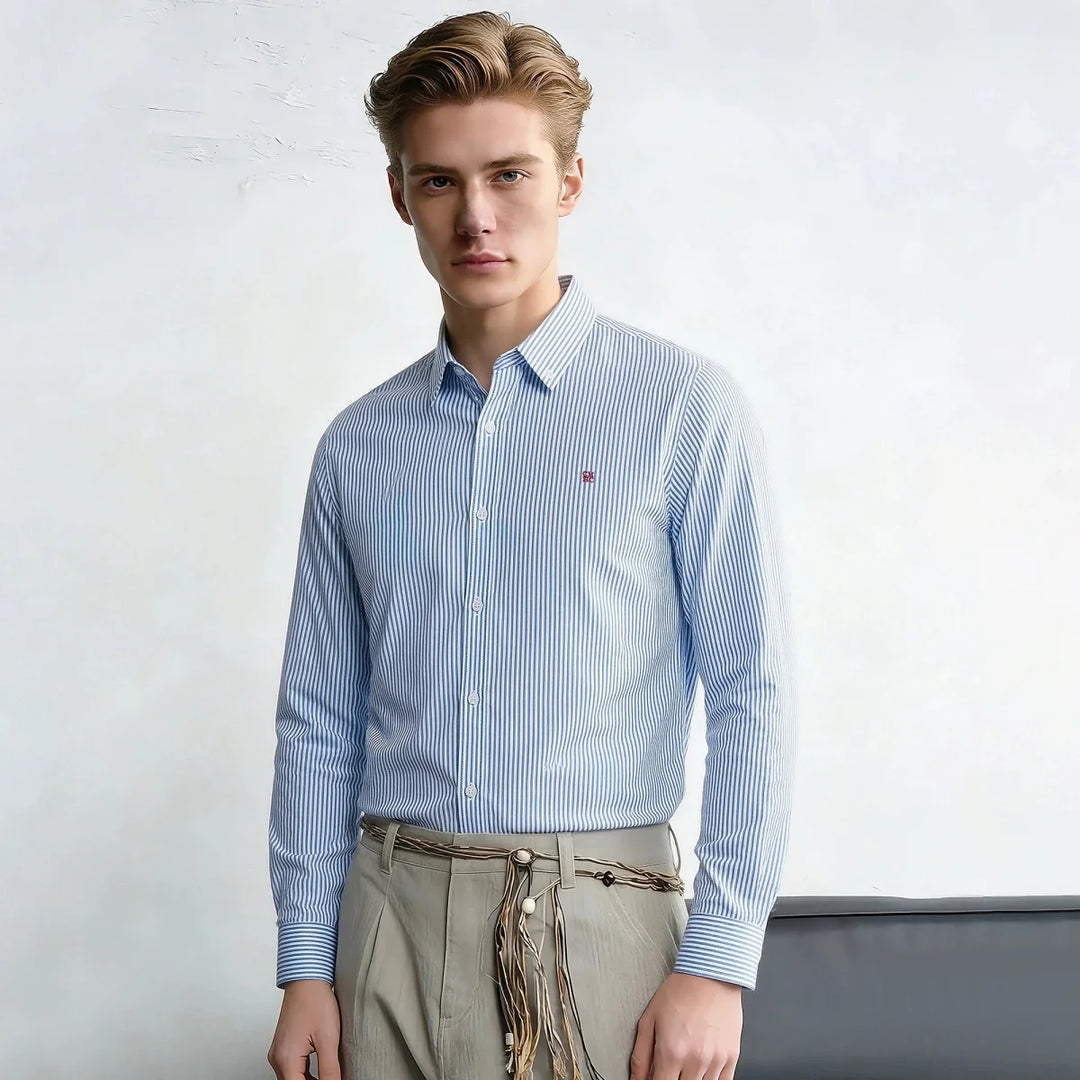 Chemise bleue classique à rayures