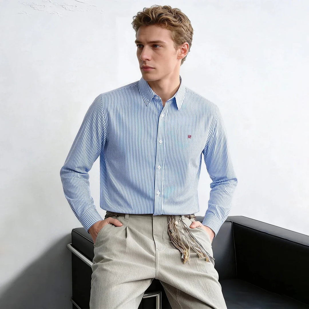 Chemise bleue classique à rayures