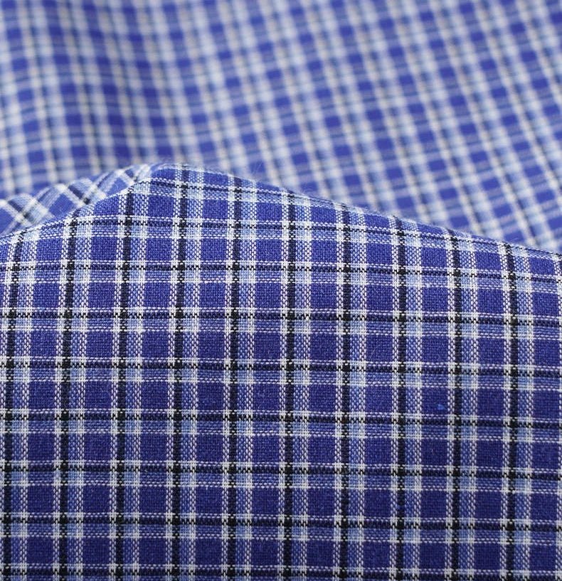 Chemise à microcarreaux et col pointu