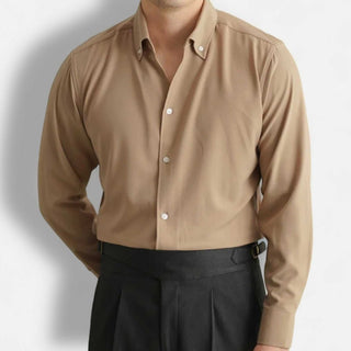 Chemise à col pointu et manches longues