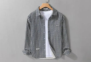 Chemise jeune style à rayures et manches longues