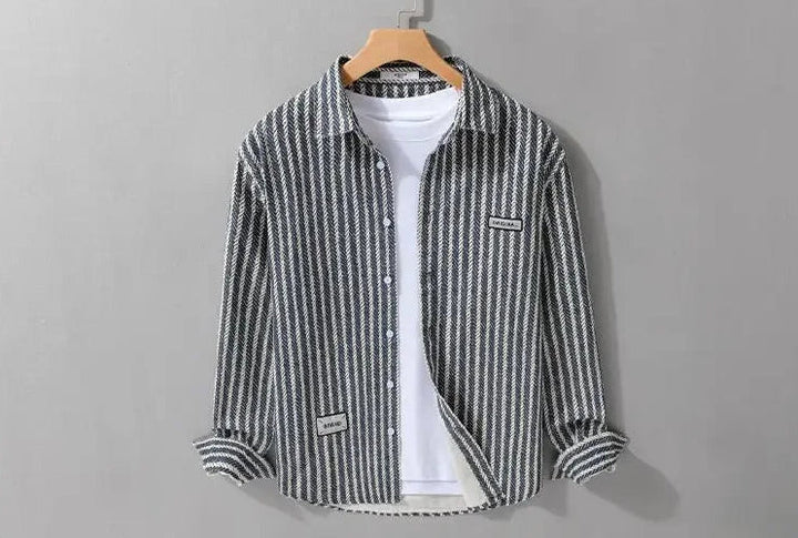 Chemise jeune style à rayures et manches longues