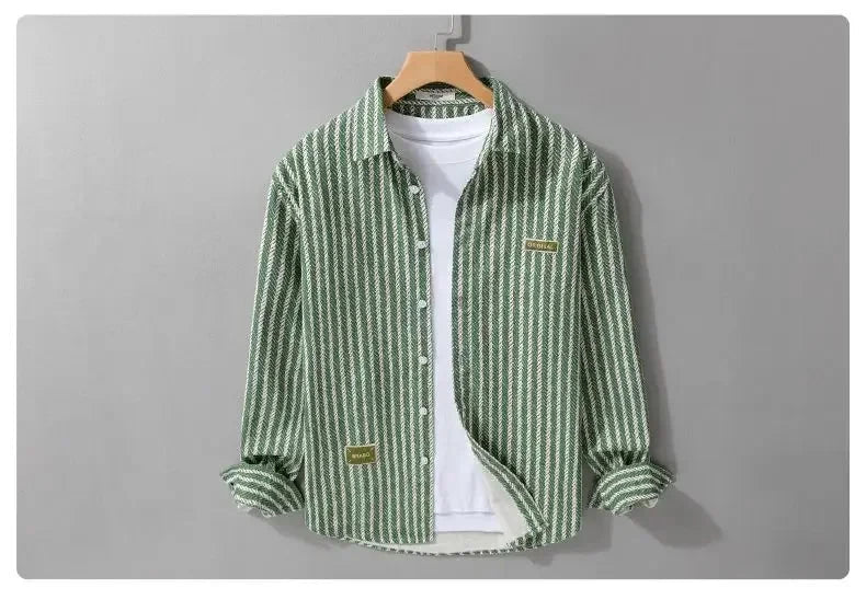 Chemise jeune style à rayures et manches longues