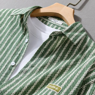 Chemise jeune style à rayures et manches longues