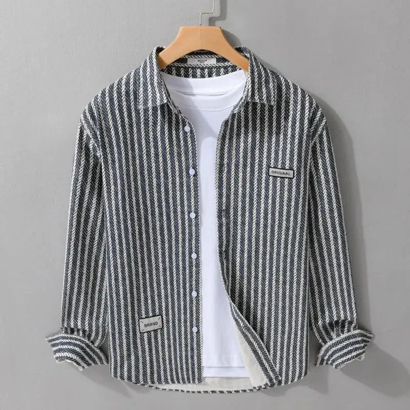 Chemise jeune style à rayures et manches longues