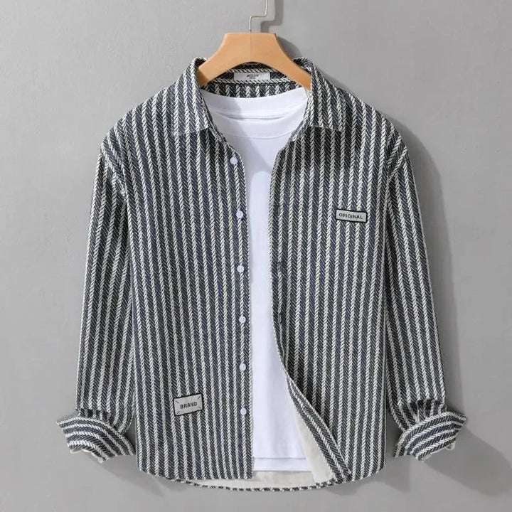 Chemise jeune style à rayures et manches longues
